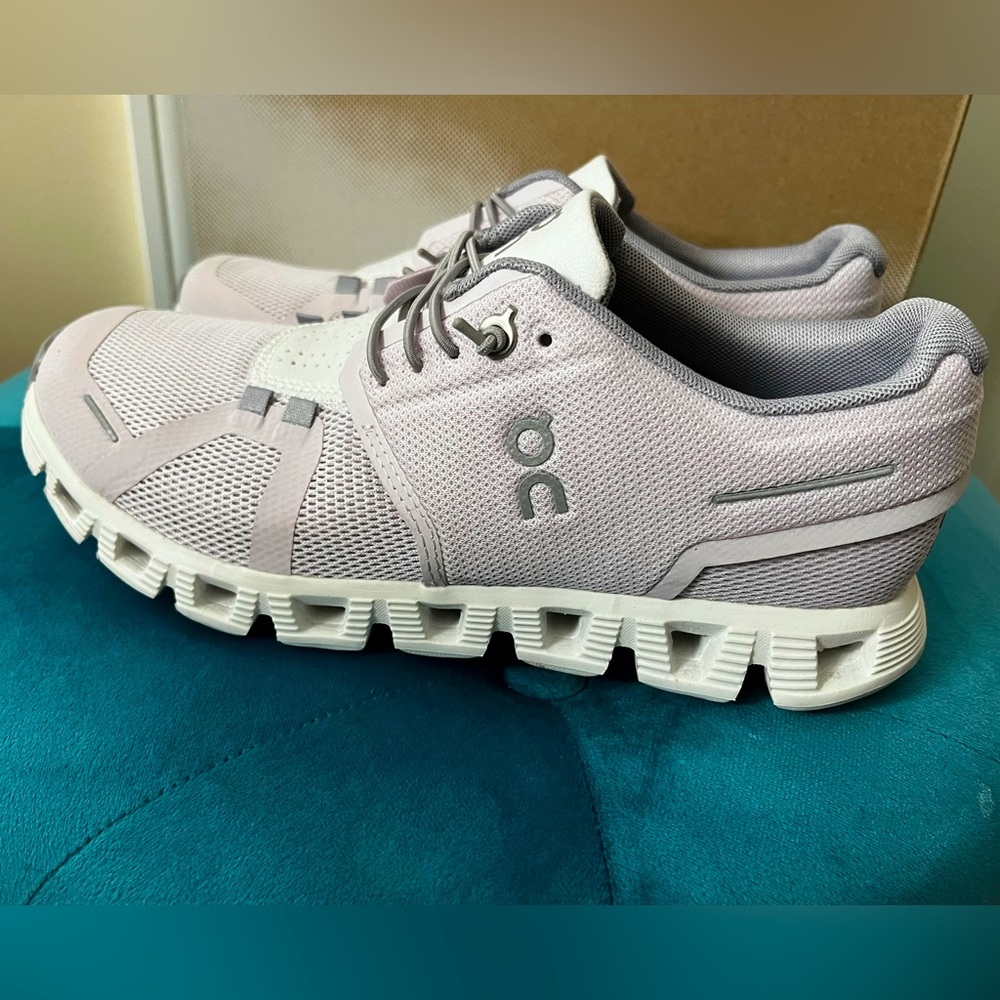 On Running Cloud 5 Womens Size 7 Running Shoes - Lily Frost